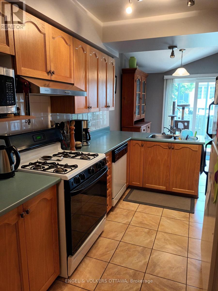 19 Milner Downs Crescent, Ottawa, Ontario  K2M 2S3 - Photo 4 - X12319232