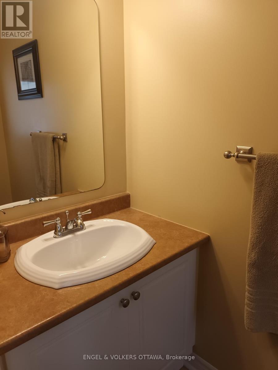 19 Milner Downs Crescent, Ottawa, Ontario  K2M 2S3 - Photo 5 - X12319232