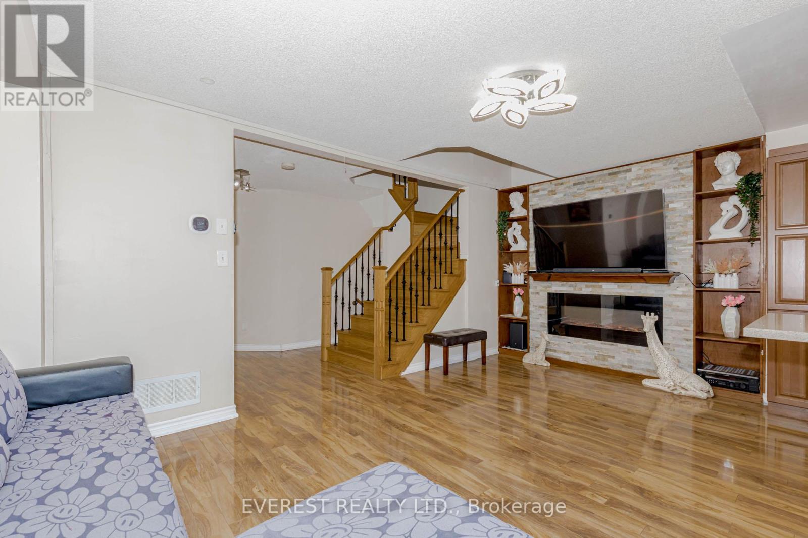 7688 Black Walnut Trail, Mississauga, Ontario  L5N 8A6 - Photo 6 - W12319099