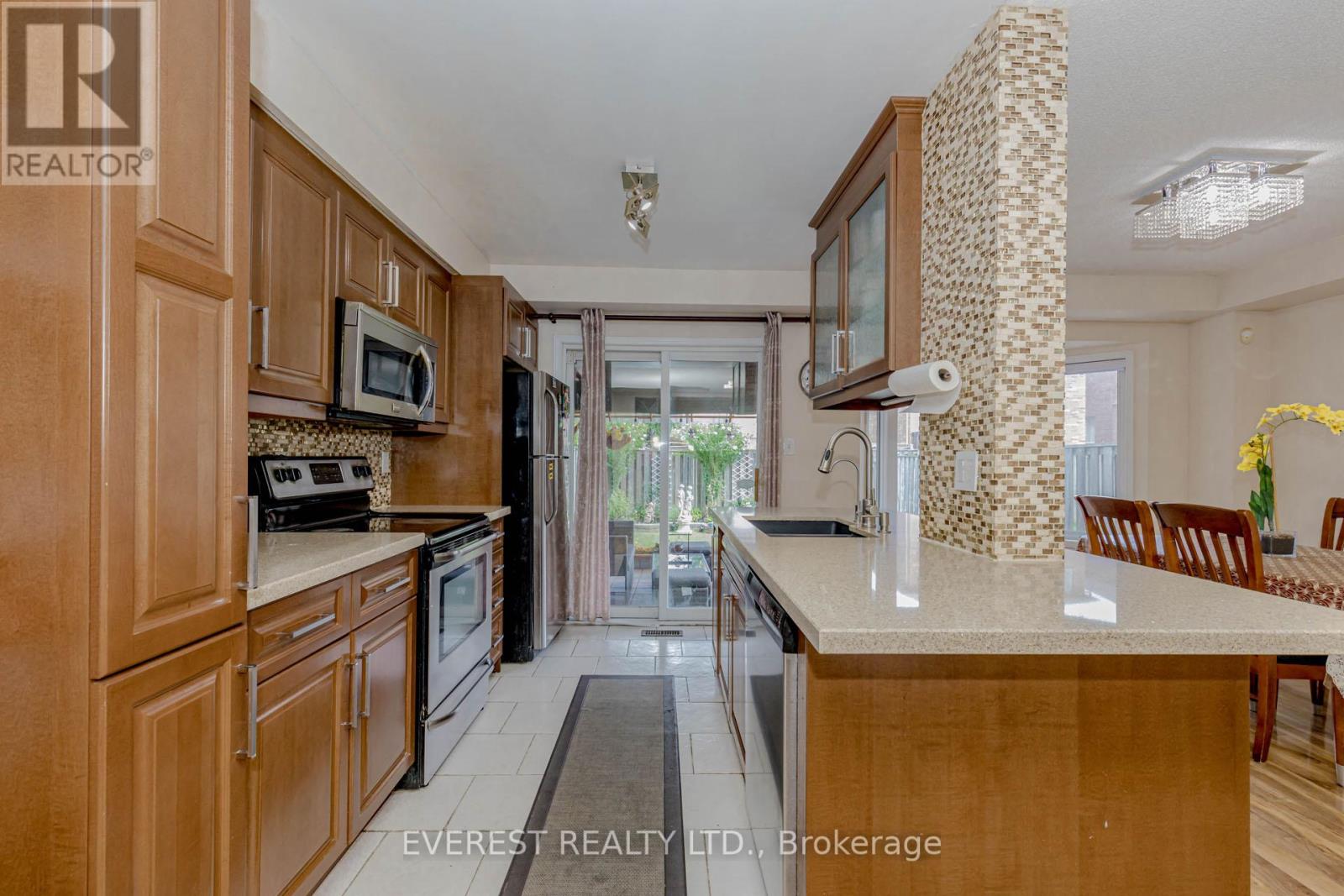 7688 Black Walnut Trail, Mississauga, Ontario  L5N 8A6 - Photo 7 - W12319099