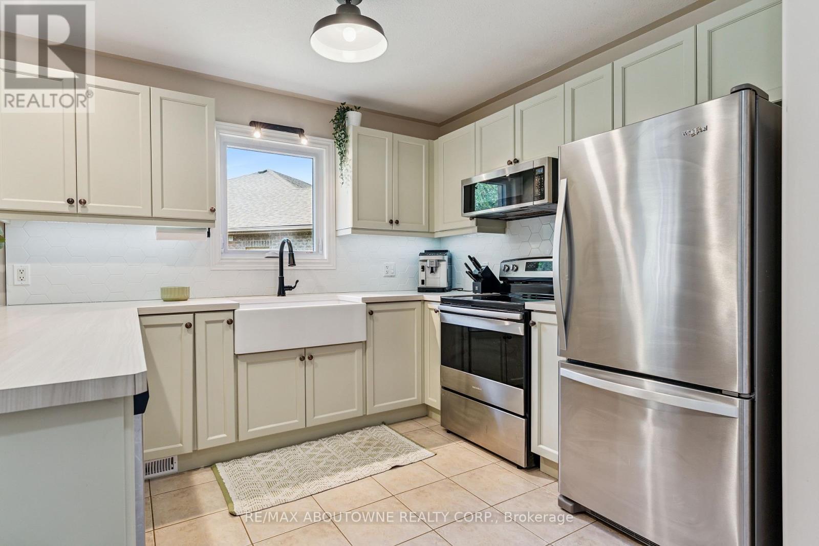 66 Bridgewater Court, Welland, Ontario  L3C 7M6 - Photo 8 - X12291101