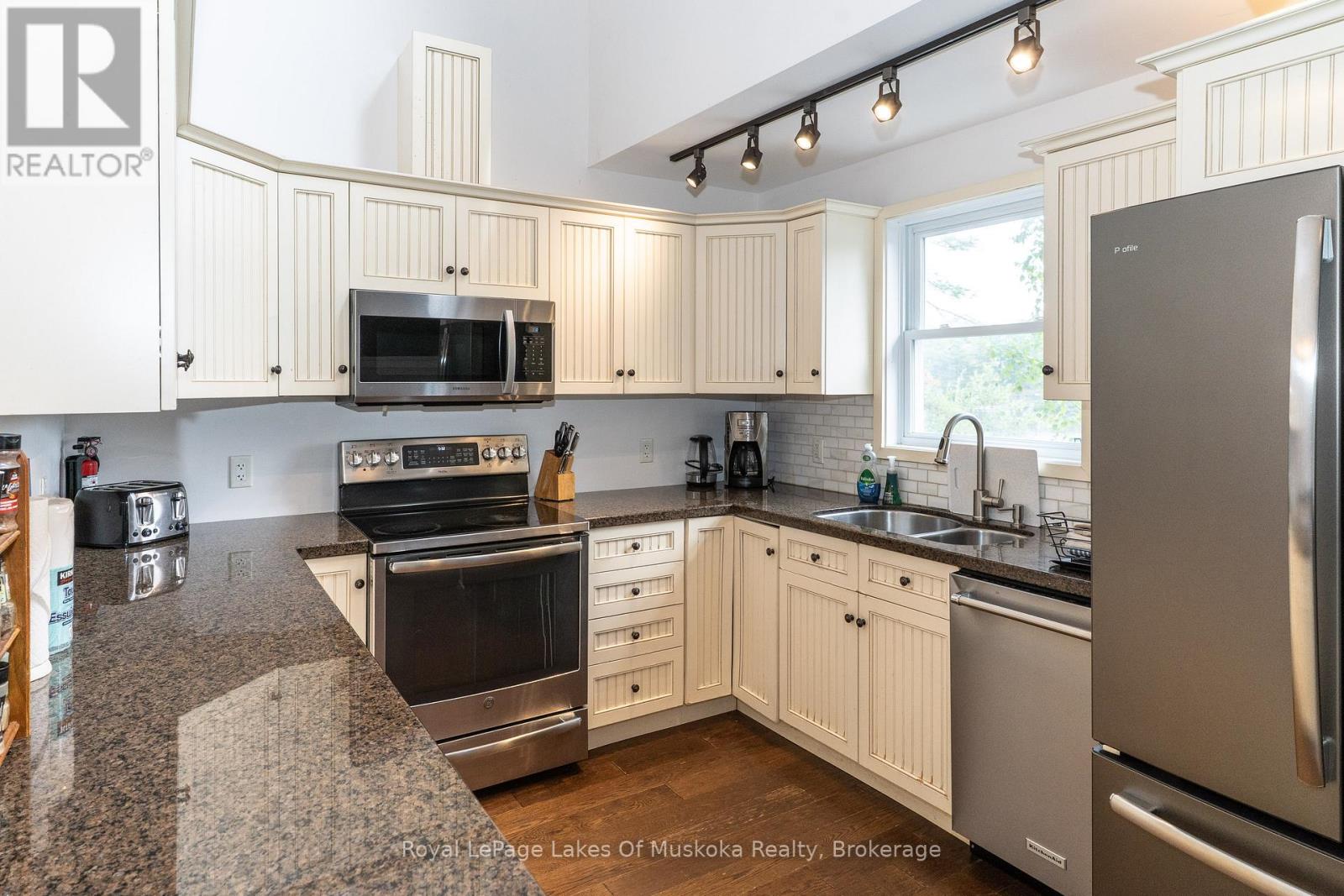 49 Pinetree Road, Gravenhurst, Ontario  P1P 1R2 - Photo 7 - X12204541