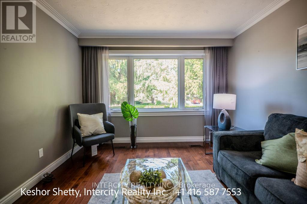 631 Trudale Court W, Oakville, Ontario  L6L 4H2 - Photo 12 - W12319390