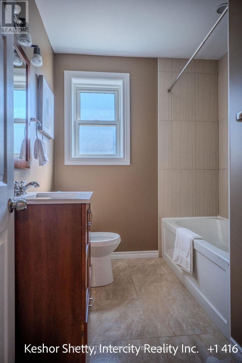 631 Trudale Court W, Oakville, Ontario  L6L 4H2 - Photo 23 - W12319390