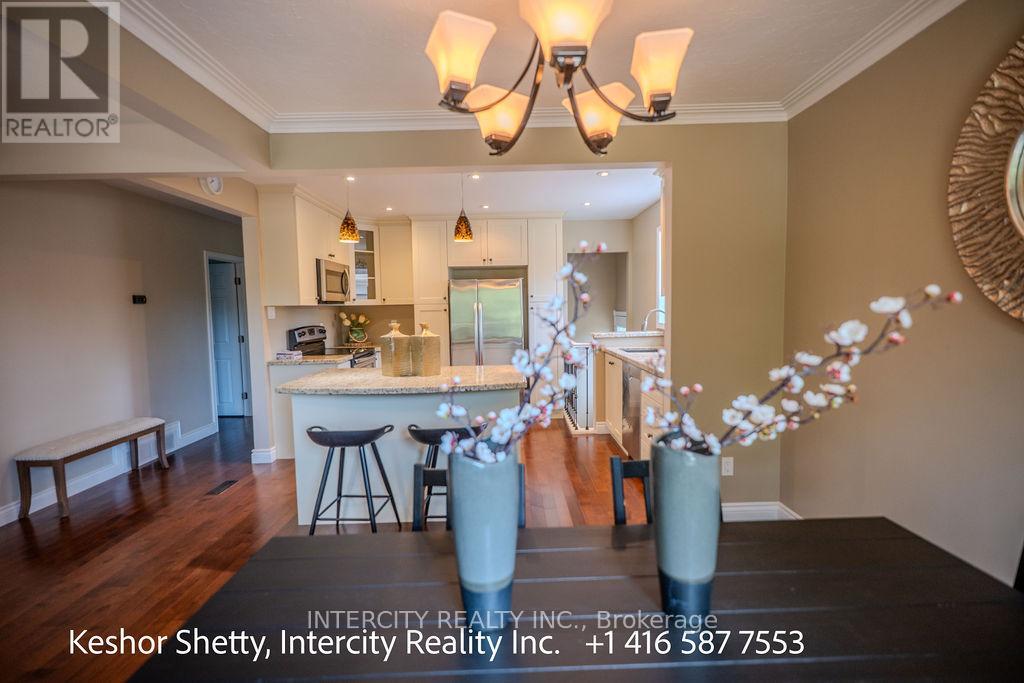 631 Trudale Court W, Oakville, Ontario  L6L 4H2 - Photo 7 - W12319390