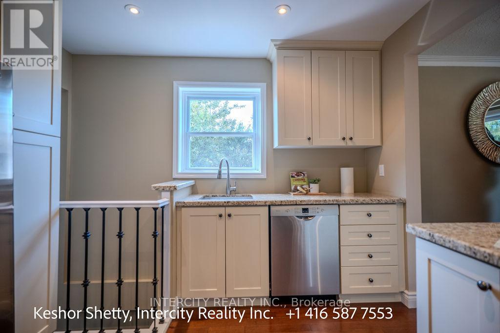 631 Trudale Court W, Oakville, Ontario  L6L 4H2 - Photo 9 - W12319390