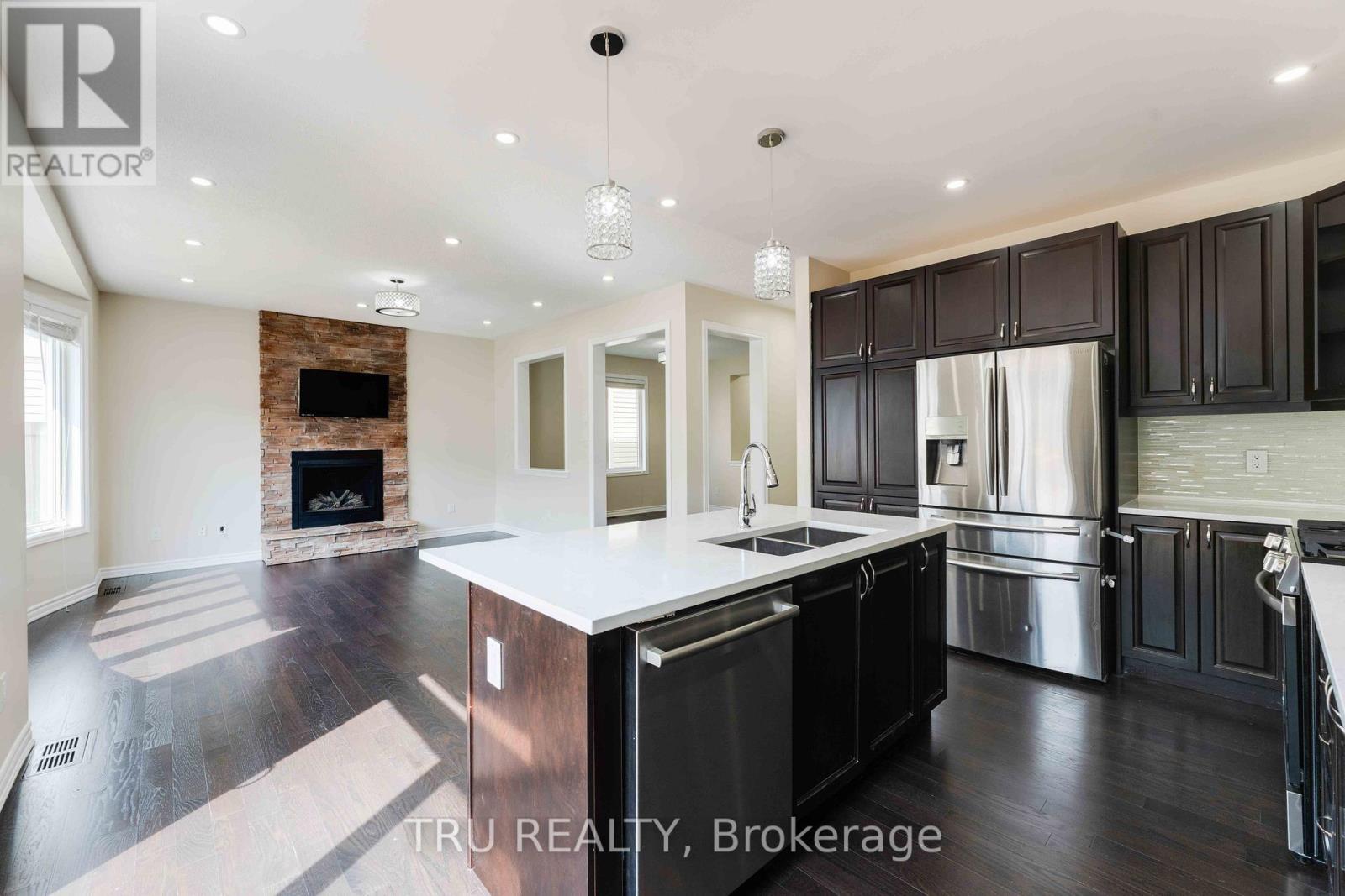 Property at 352 MEADOWBREEZE DRIVE image 2