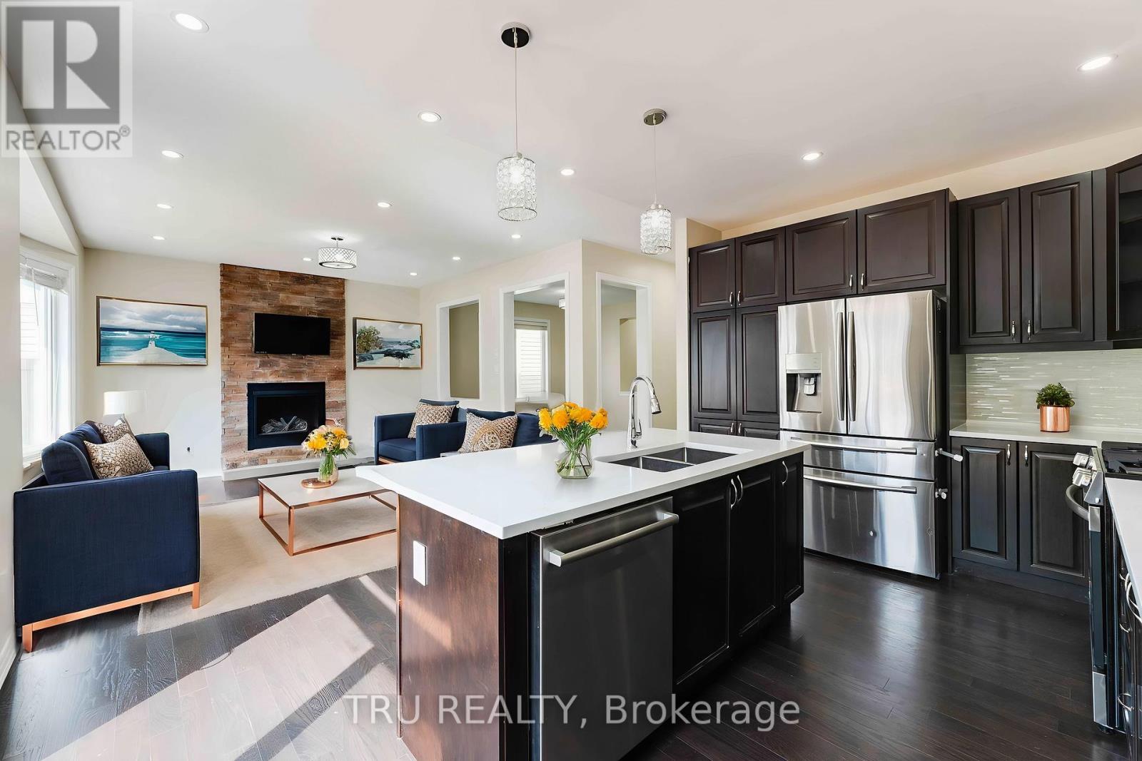 Property at 352 MEADOWBREEZE DRIVE image 3
