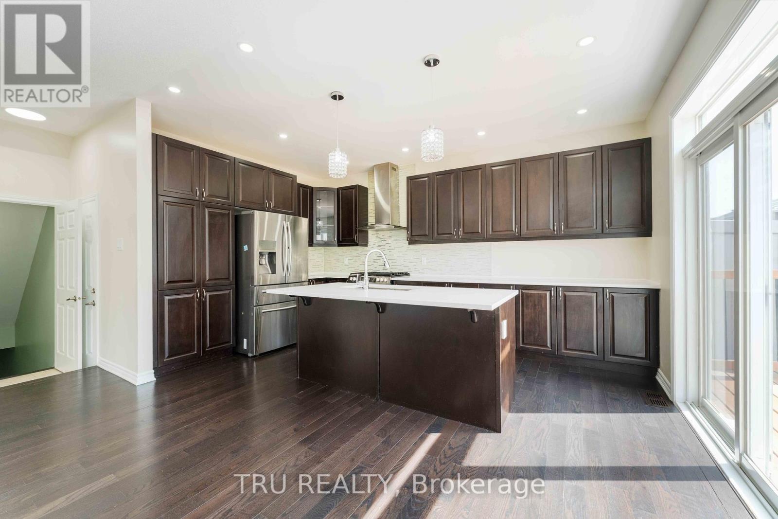 Property at 352 MEADOWBREEZE DRIVE image 4