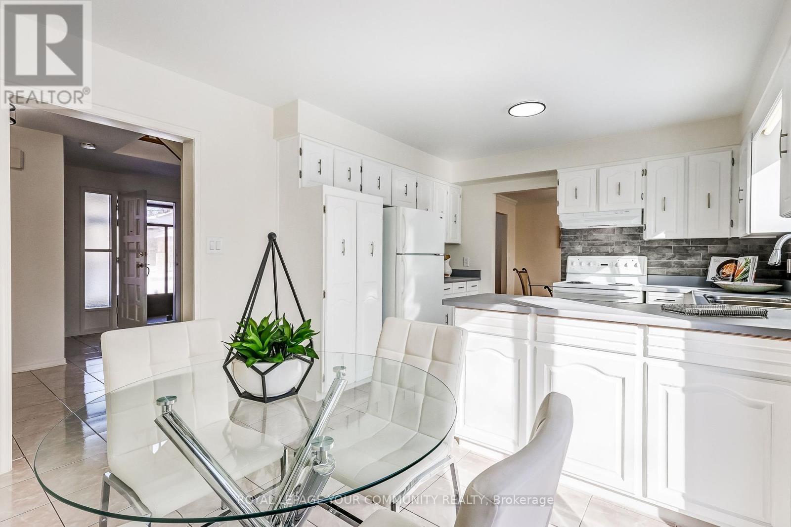 37 Mackay Drive, Richmond Hill, Ontario  L4C 6N9 - Photo 7 - N12319475