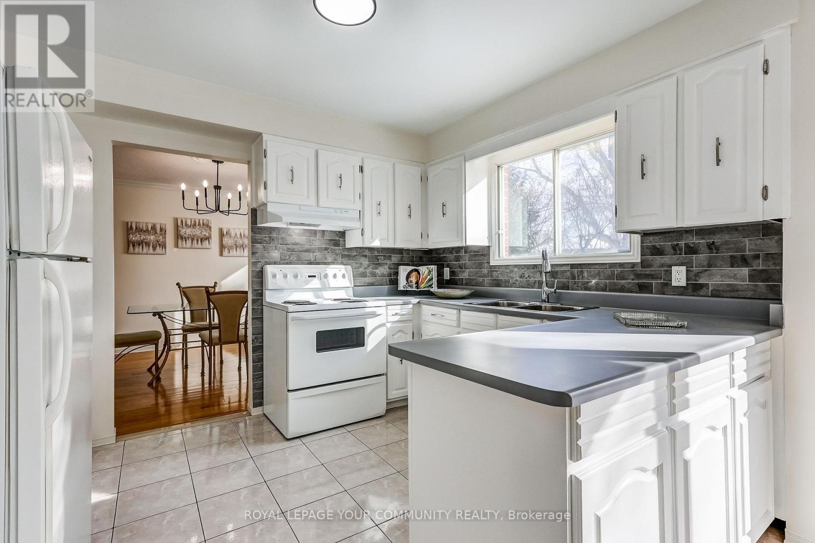 37 Mackay Drive, Richmond Hill, Ontario  L4C 6N9 - Photo 8 - N12319475