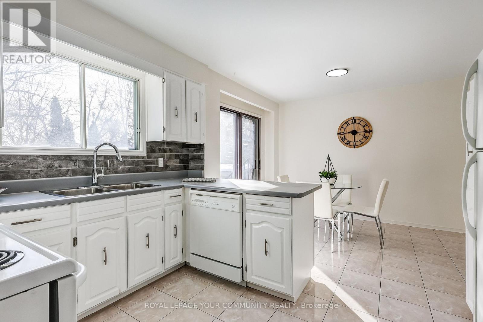 37 Mackay Drive, Richmond Hill, Ontario  L4C 6N9 - Photo 9 - N12319475