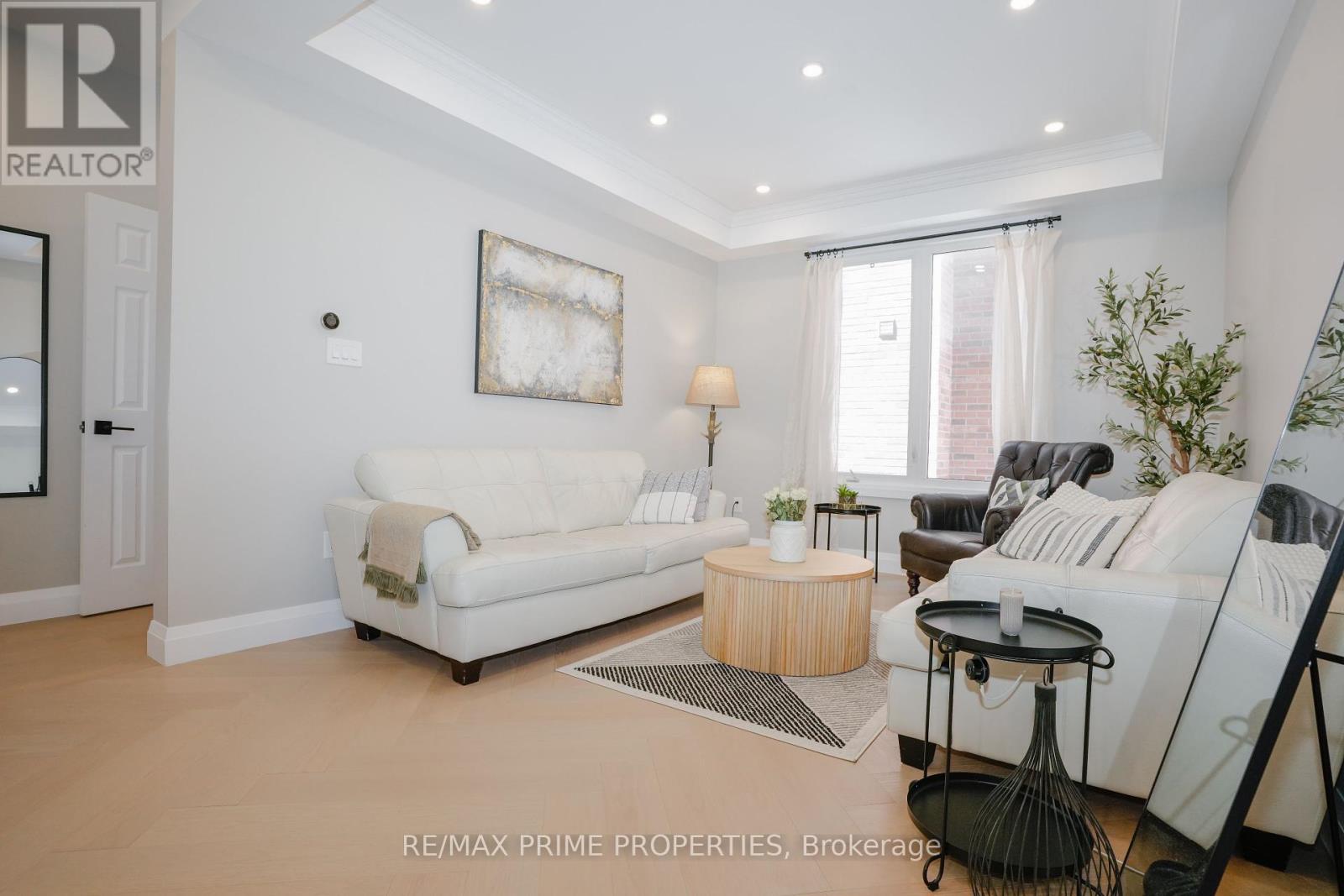 54 Vitlor Drive, Richmond Hill, Ontario  L4E 4P9 - Photo 6 - N12319547