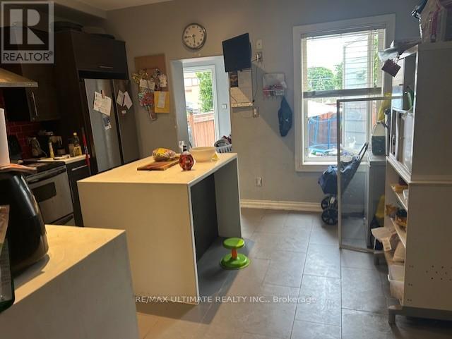 31 St. Clair Gardens, Toronto, Ontario  M6E 3V6 - Photo 16 - W12319410
