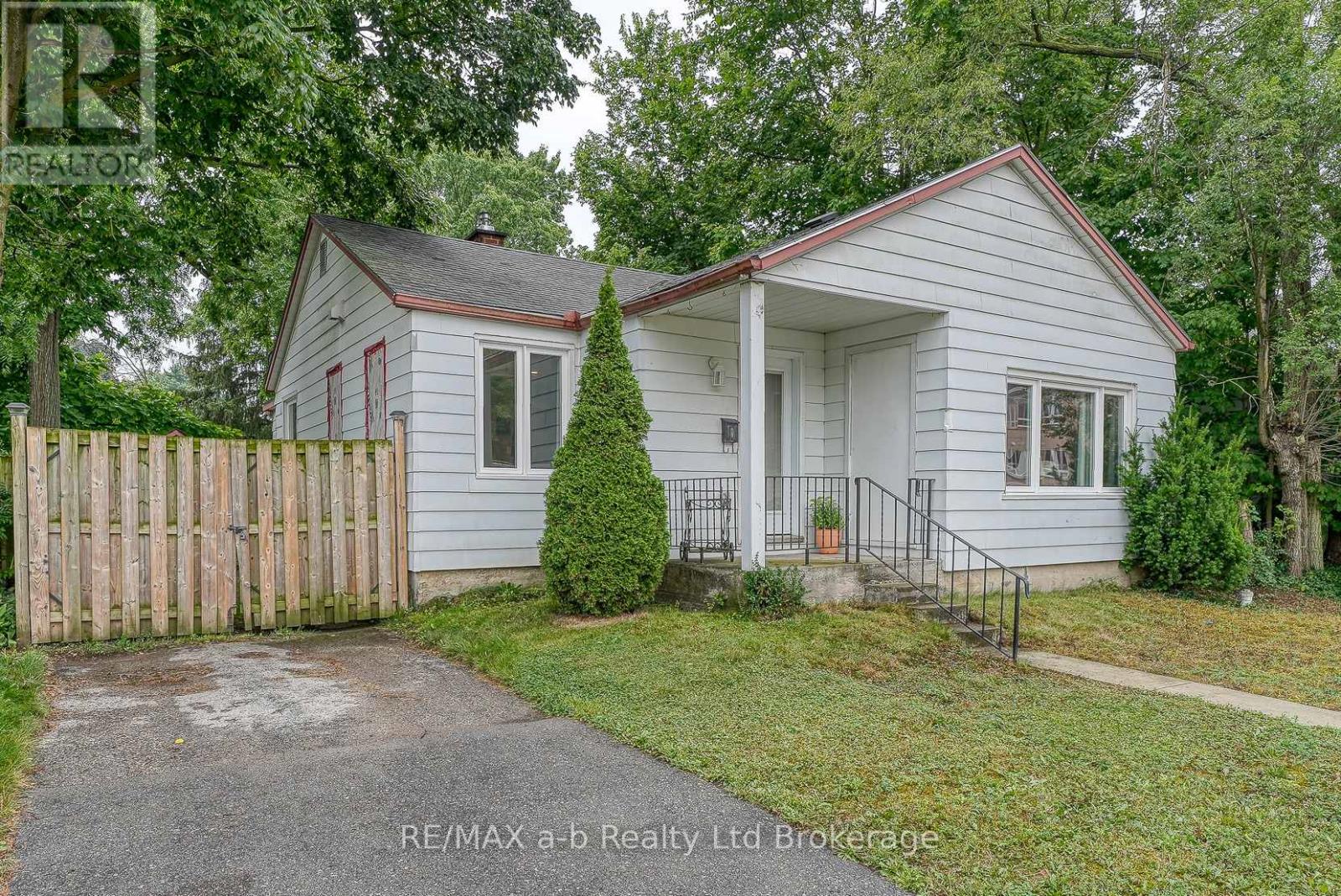 62 William Street, Ingersoll, Ontario  N5C 1M5 - Photo 1 - X12319723