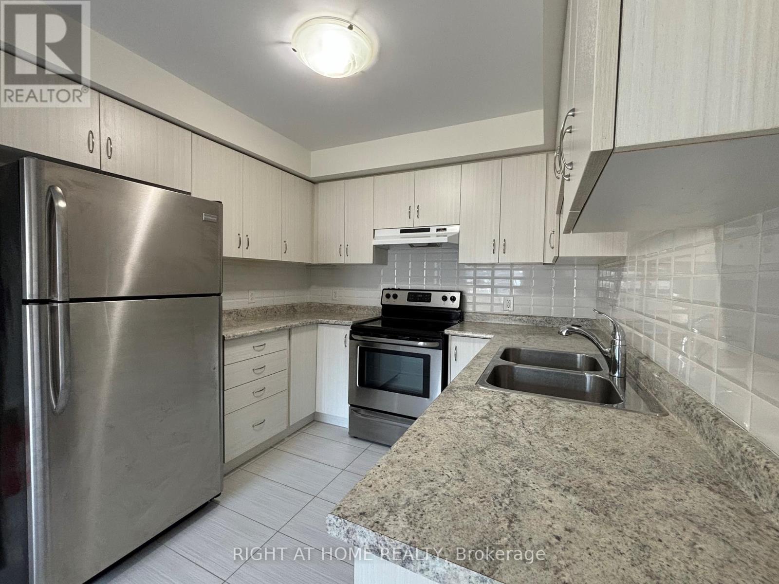 24 Nearco Crescent, Oshawa, Ontario  L1L 0J4 - Photo 7 - E12319663