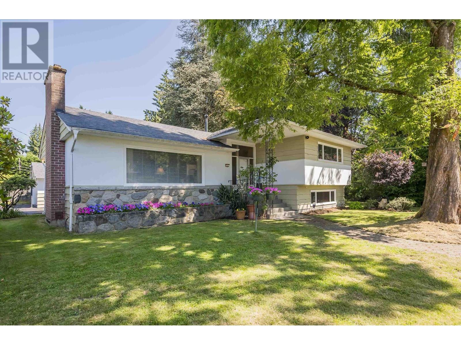 541 Cochrane Avenue, Coquitlam, British Columbia  V3J 2A3 - Photo 2 - R3031817