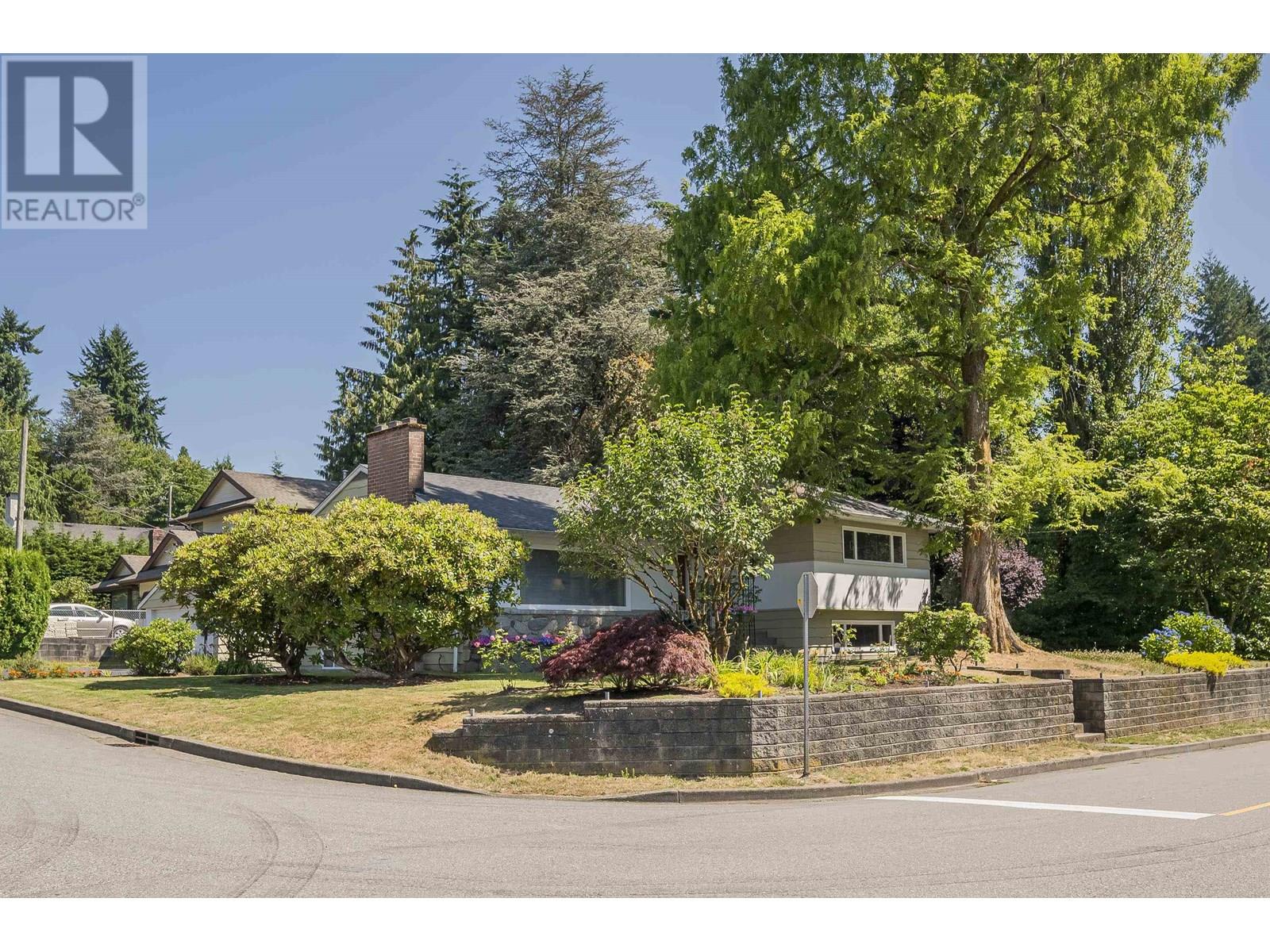 541 Cochrane Avenue, Coquitlam, British Columbia  V3J 2A3 - Photo 3 - R3031817