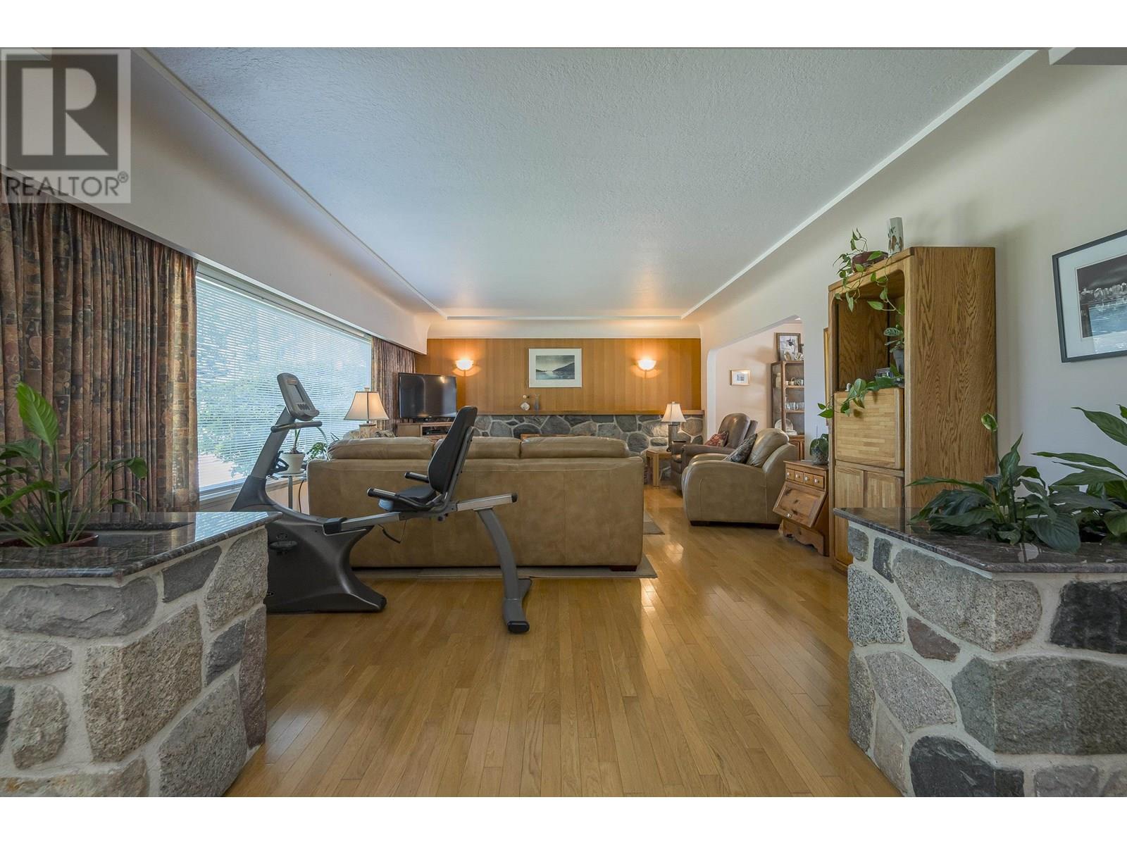 541 Cochrane Avenue, Coquitlam, British Columbia  V3J 2A3 - Photo 4 - R3031817