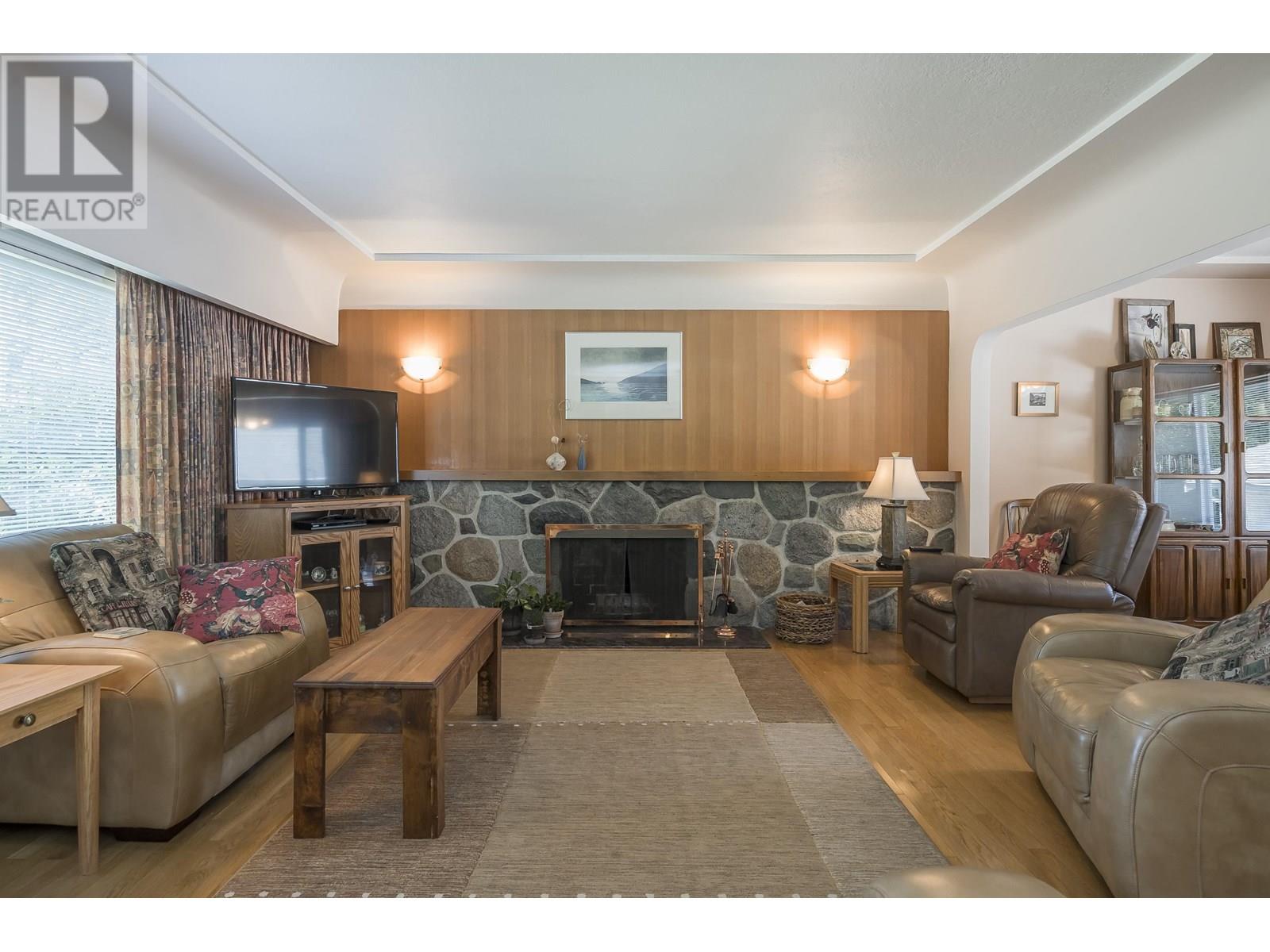 541 Cochrane Avenue, Coquitlam, British Columbia  V3J 2A3 - Photo 8 - R3031817