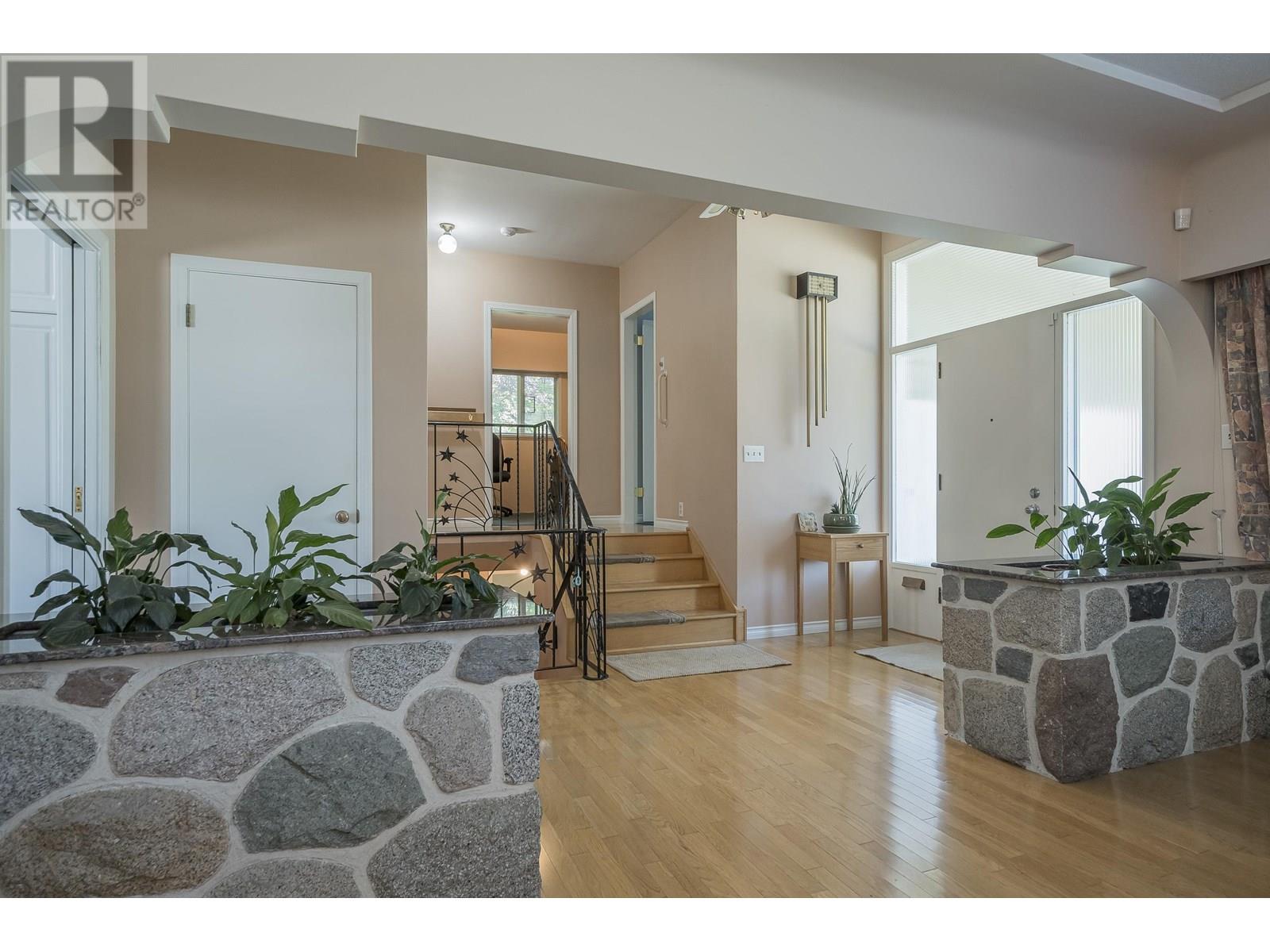 541 Cochrane Avenue, Coquitlam, British Columbia  V3J 2A3 - Photo 5 - R3031817