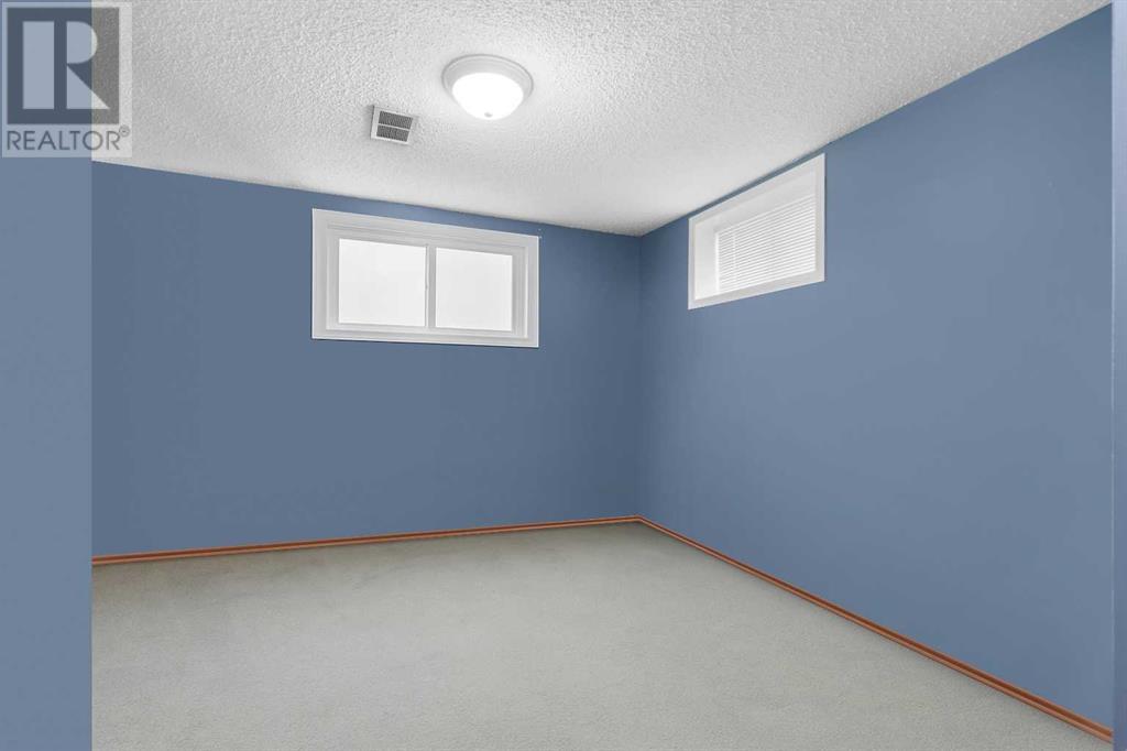 2140 Halifax Crescent Nw, Calgary, Alberta  T2M 4C7 - Photo 35 - A2244819