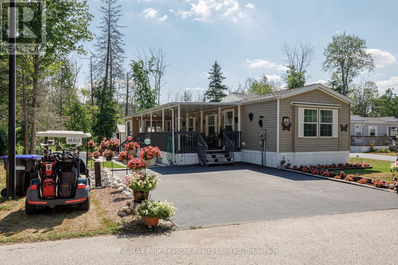 7 Allen Drive S, Wasaga Beach, Ontario  L9Z 1K5 - Photo 1 - S12319827