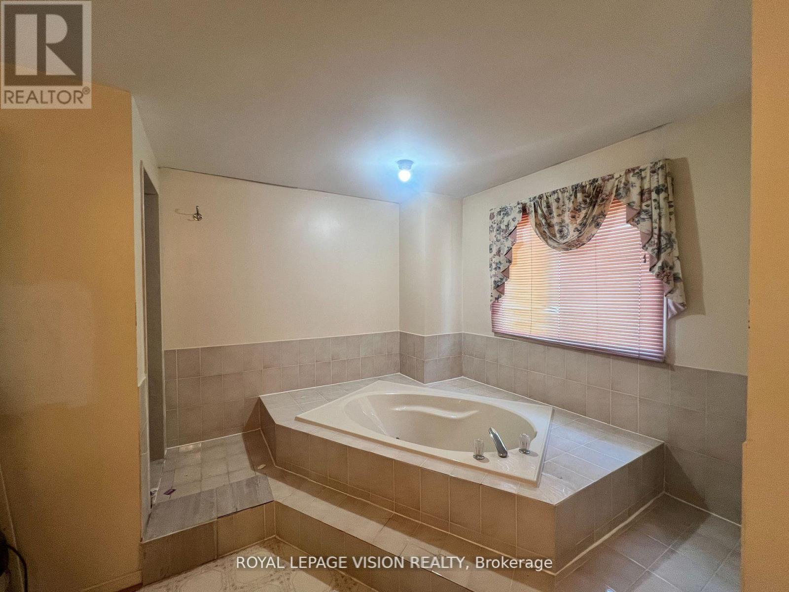Upper - 2 Glenheather Terrace, Toronto, Ontario  M1B 5H3 - Photo 19 - E12319748