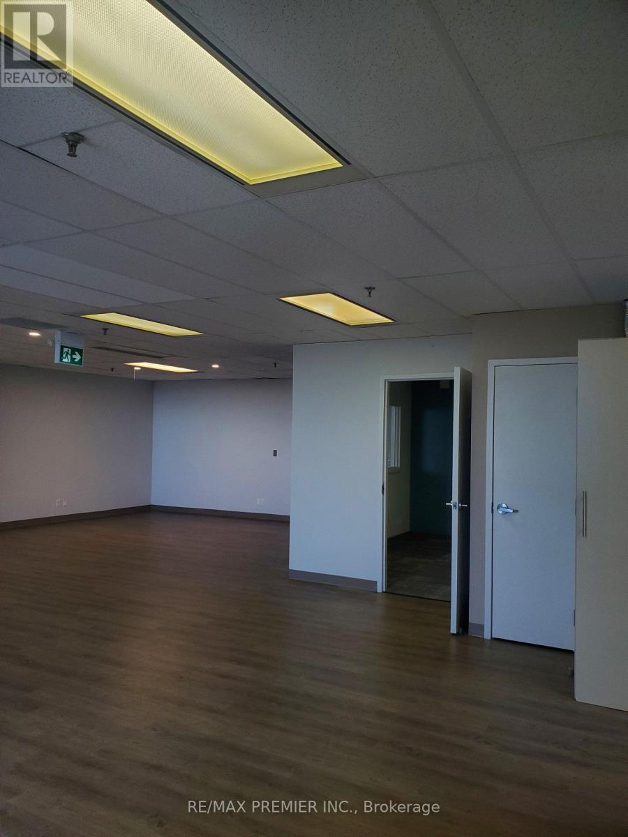 212 - 10909 Yonge Street, Richmond Hill, Ontario  L4C 3E3 - Photo 4 - N12319805