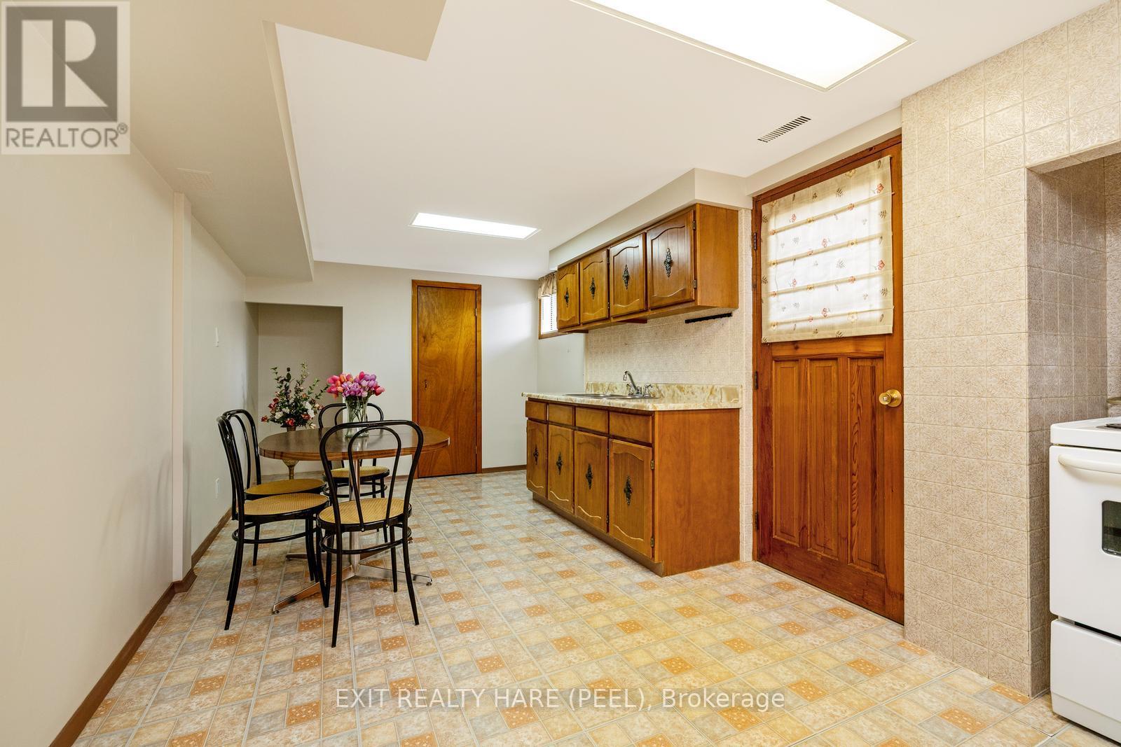 7 Meadowland Gate, Brampton, Ontario  L6W 3N8 - Photo 37 - W12319705