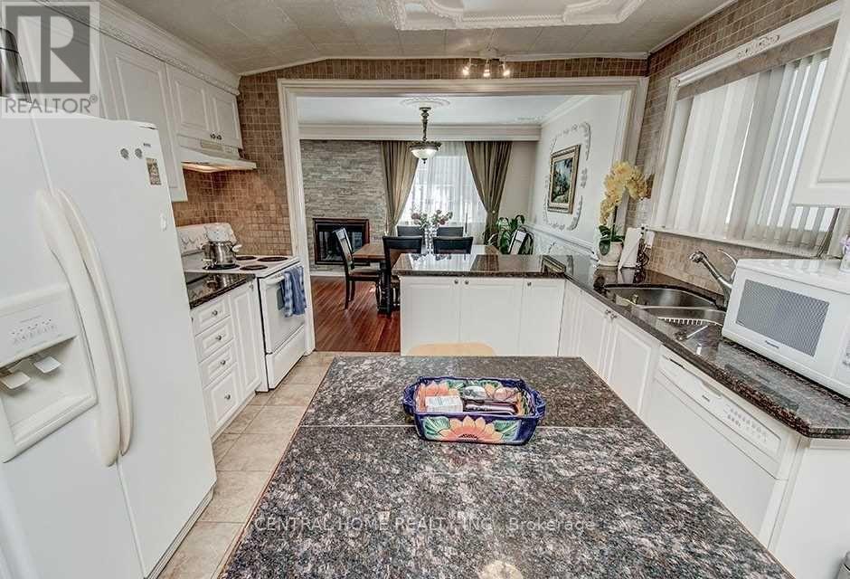 222 Dunview Avenue, Toronto, Ontario  M2N 4J1 - Photo 15 - C12319884