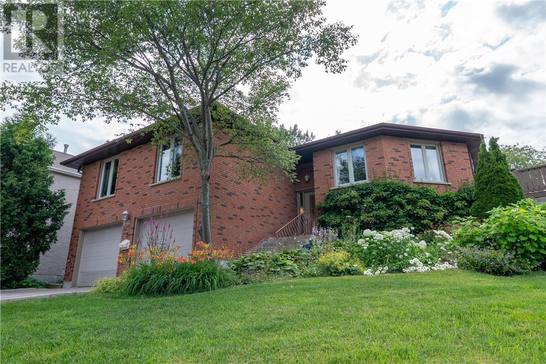 Property at 3 Aspenwood Court image 2