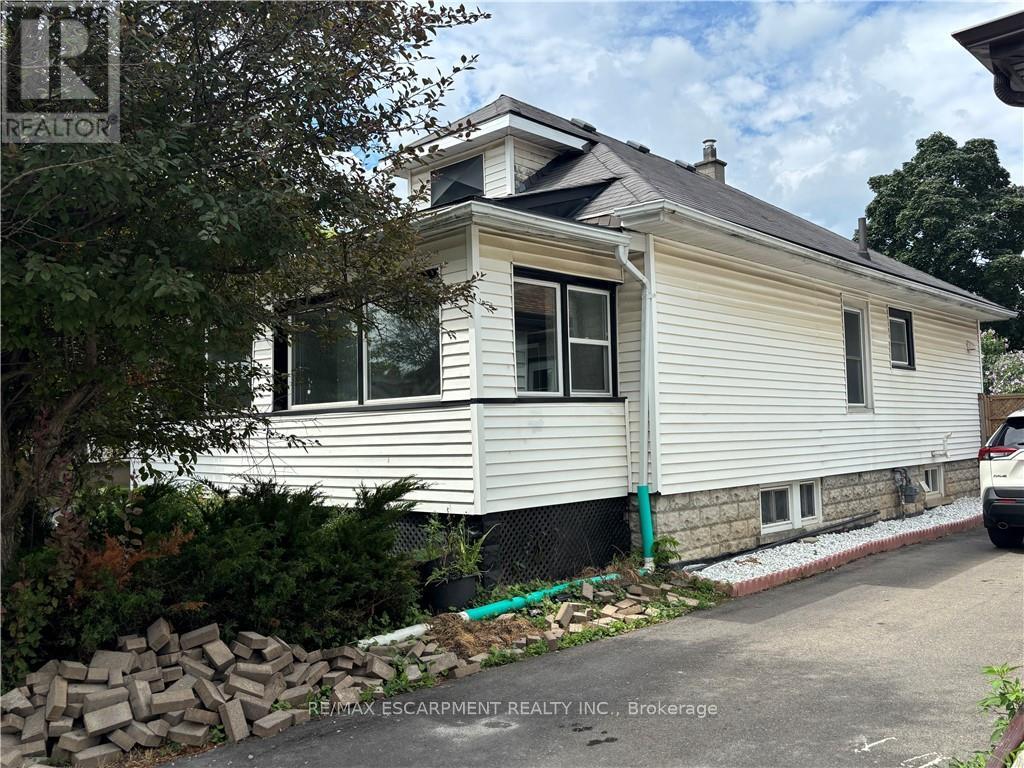 9 Grantham Avenue, St. Catharines, Ontario  L2P 3B3 - Photo 4 - X12319861