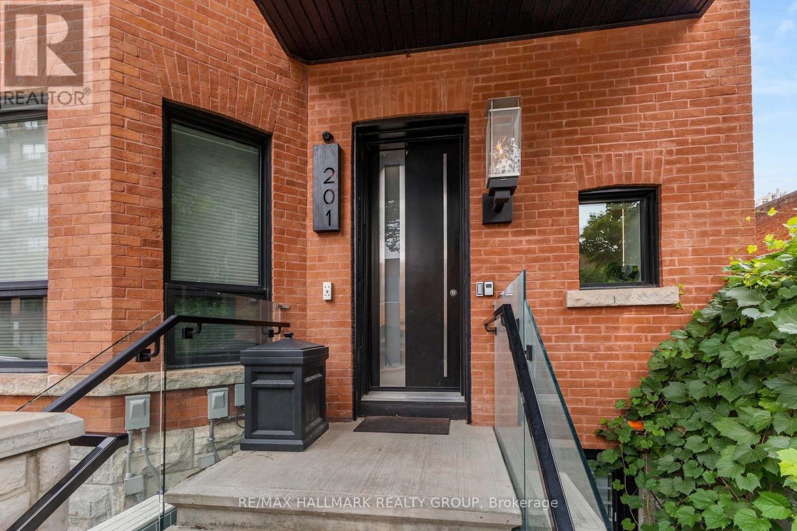 1 - 201 Maclaren Street, Ottawa, Ontario  K2P 0L4 - Photo 3 - X12320169