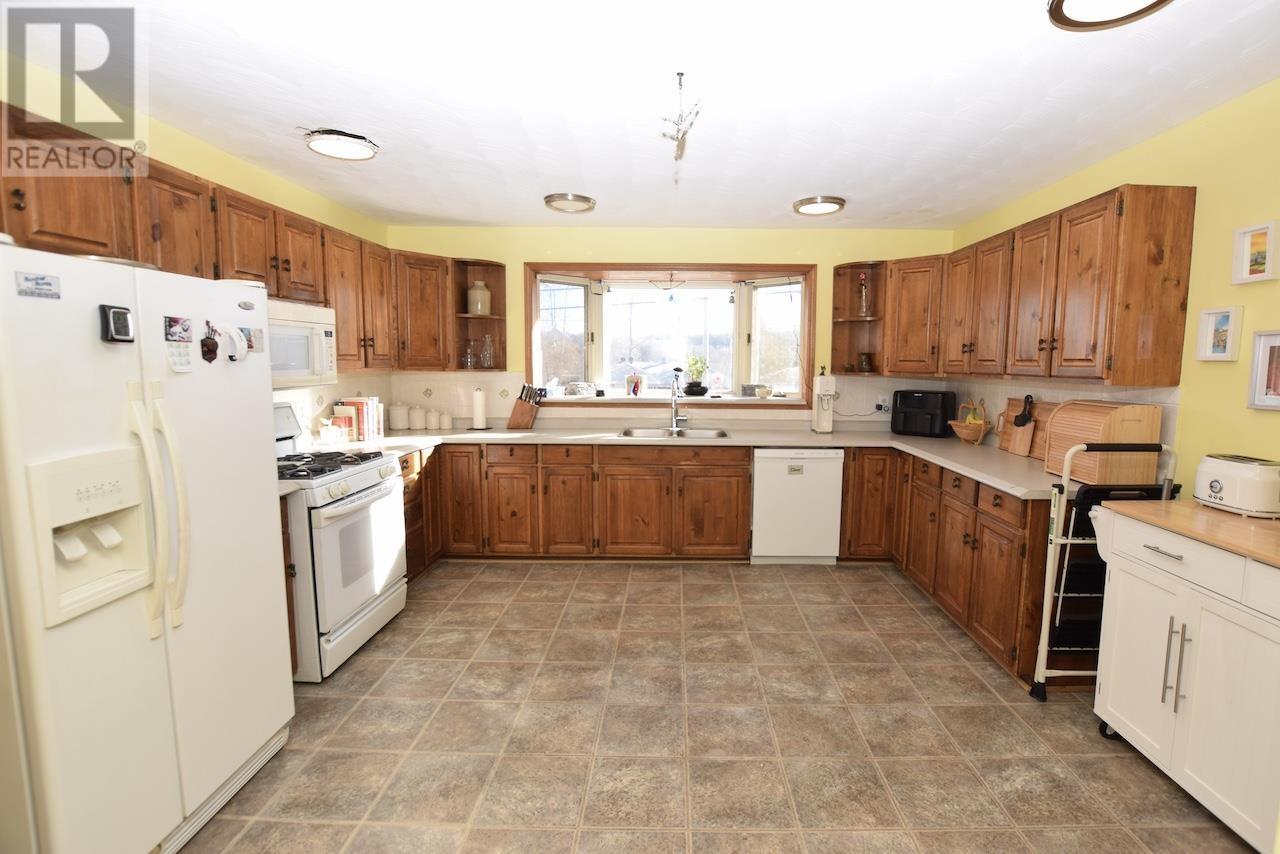 241 Woodward Ave, Blind River, Ontario  P0R 1B0 - Photo 10 - SM250123