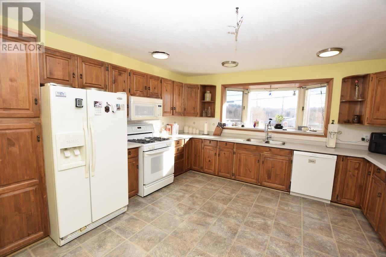 241 Woodward Ave, Blind River, Ontario  P0R 1B0 - Photo 11 - SM250123