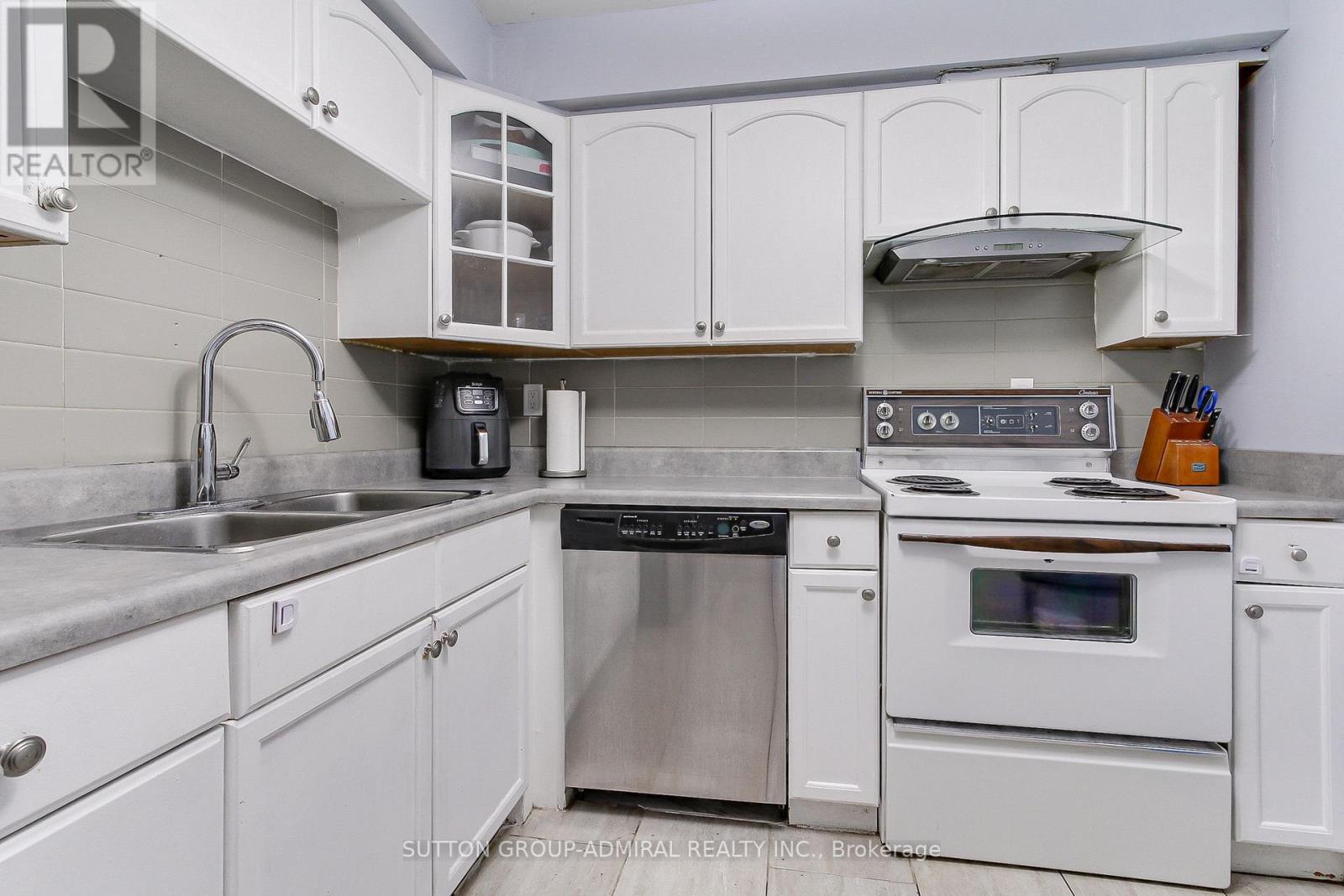 1205 - 2470 Eglinton Avenue W, Toronto, Ontario  M6M 5E7 - Photo 15 - W12320195