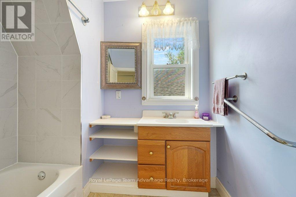 71 Gibson Street, Parry Sound, Ontario  P2A 1X2 - Photo 21 - X12320266