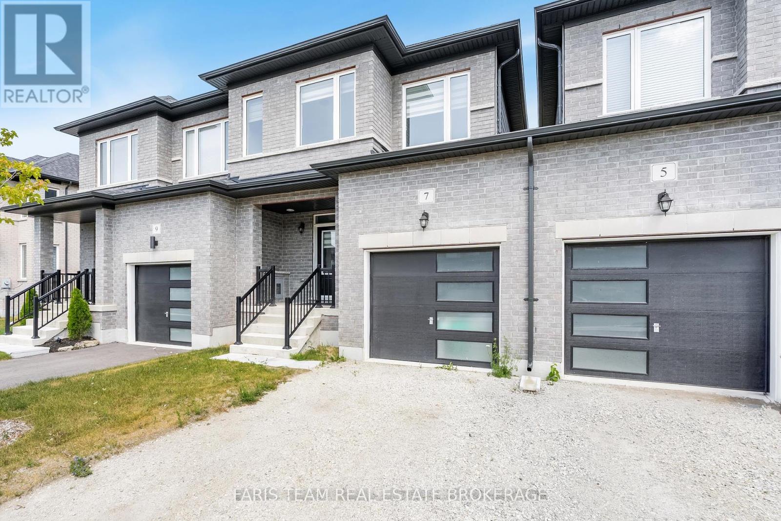 7 Lisa Street, Wasaga Beach, Ontario  L9Z 0K9 - Photo 2 - S12320349