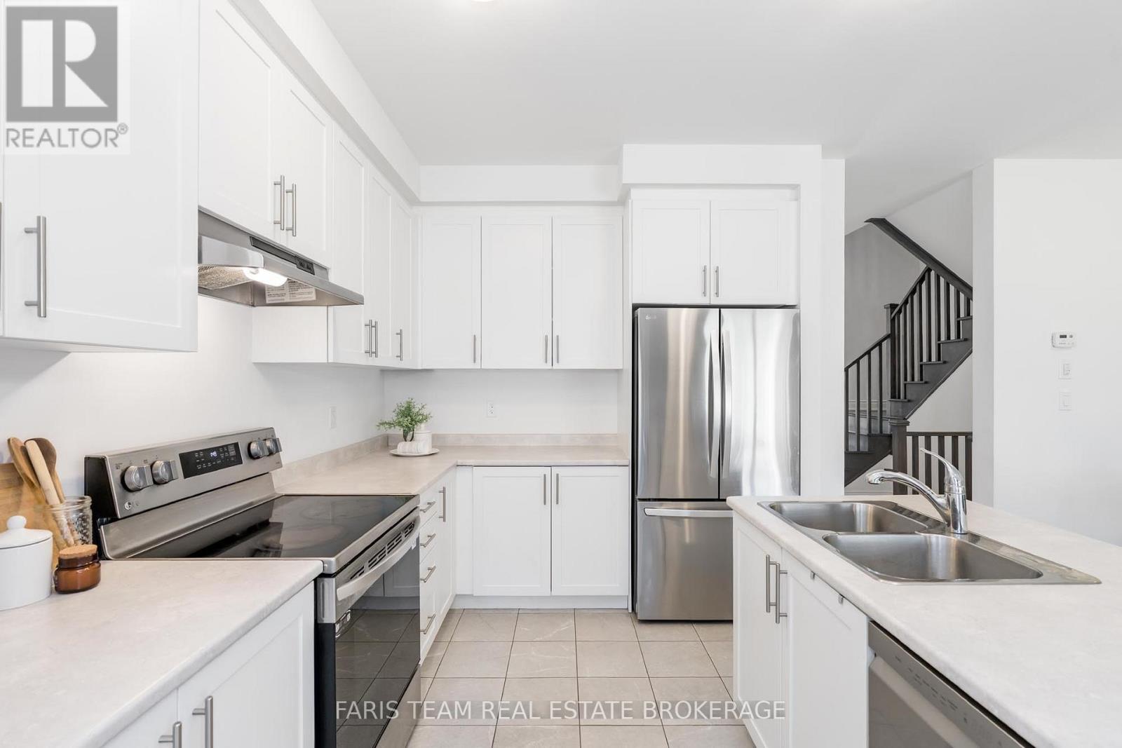 7 Lisa Street, Wasaga Beach, Ontario  L9Z 0K9 - Photo 4 - S12320349
