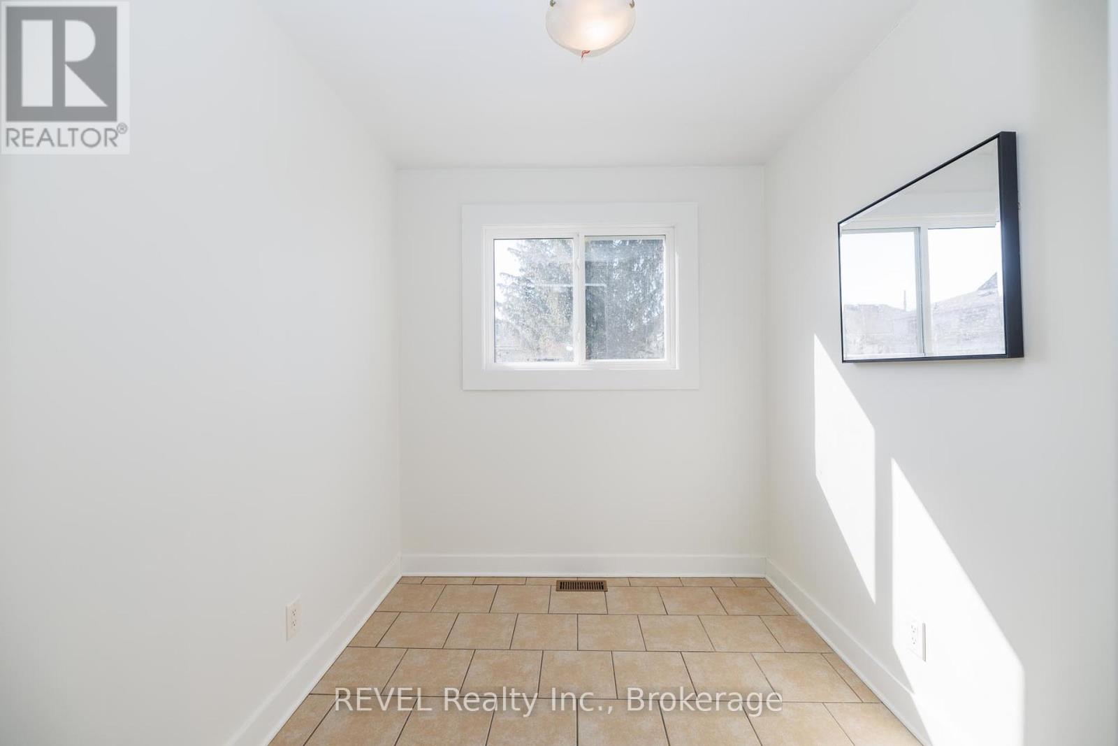 9 Colborne Street, Thorold, Ontario  L2V 3P6 - Photo 10 - X12320404