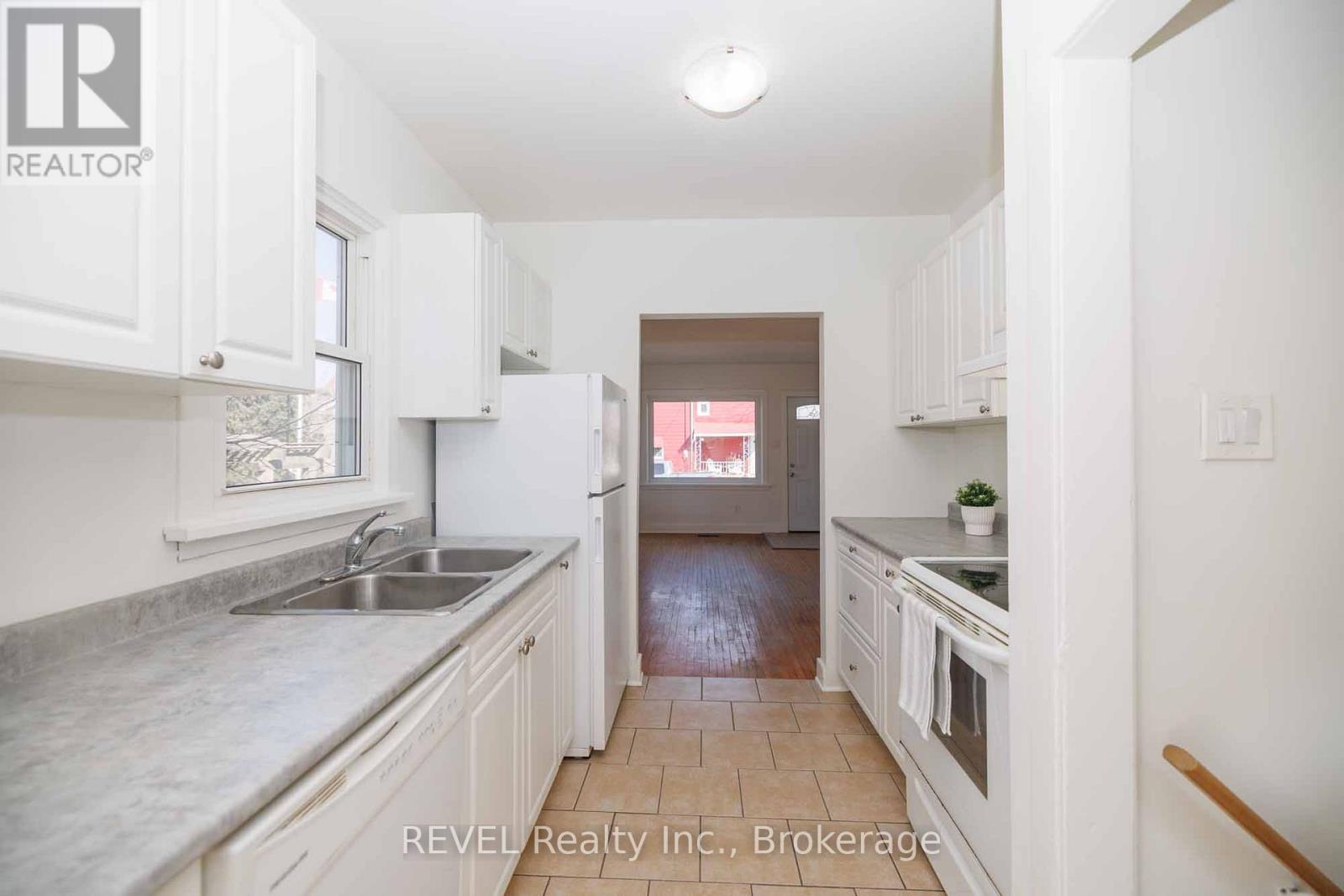 9 Colborne Street, Thorold, Ontario  L2V 3P6 - Photo 11 - X12320404