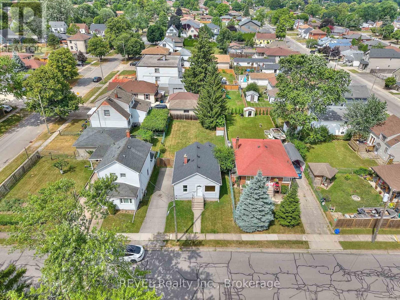 9 Colborne Street, Thorold, Ontario  L2V 3P6 - Photo 2 - X12320404