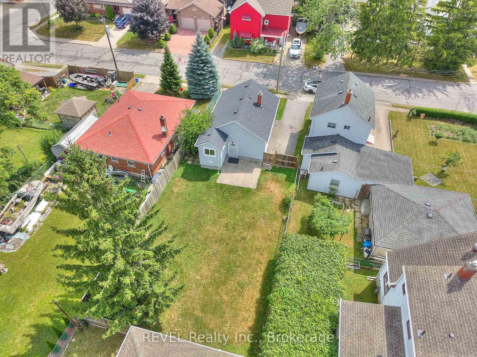 9 Colborne Street, Thorold, Ontario  L2V 3P6 - Photo 3 - X12320404