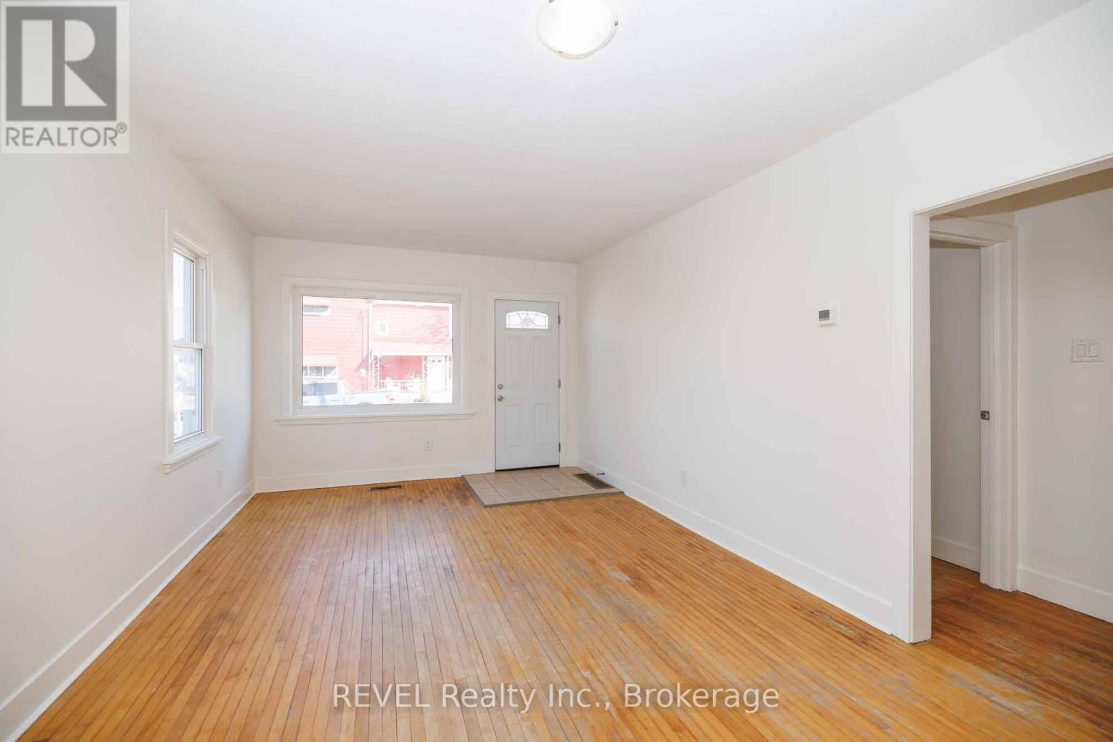 9 Colborne Street, Thorold, Ontario  L2V 3P6 - Photo 7 - X12320404