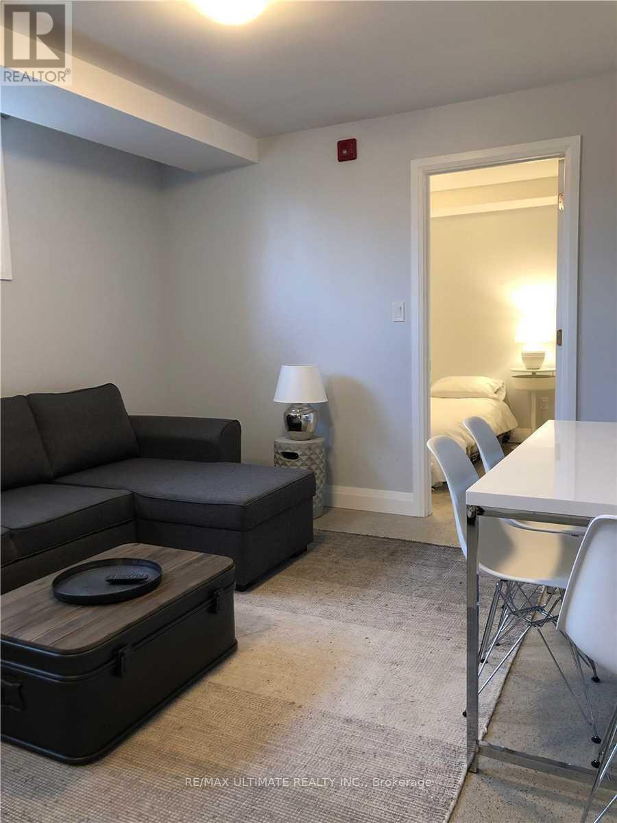 9 - 230 South Kingsway, Toronto, Ontario  M6S 3T9 - Photo 5 - W12320428