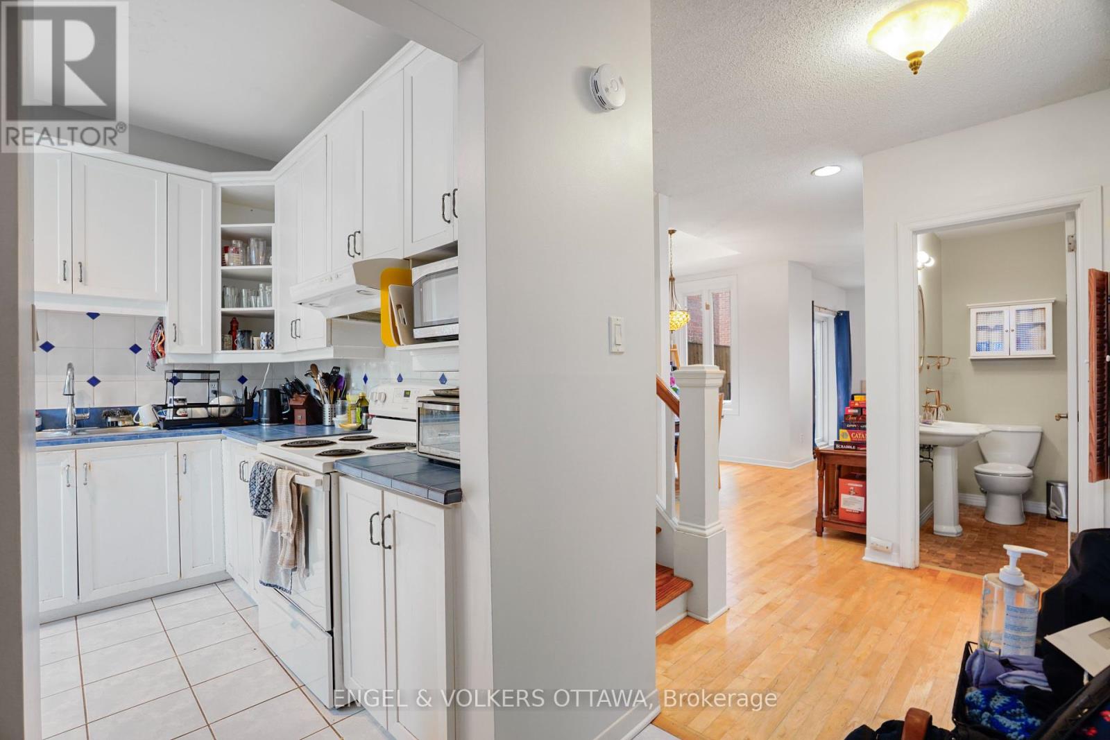 Property at 293 SOMERSET STREET E image 5
