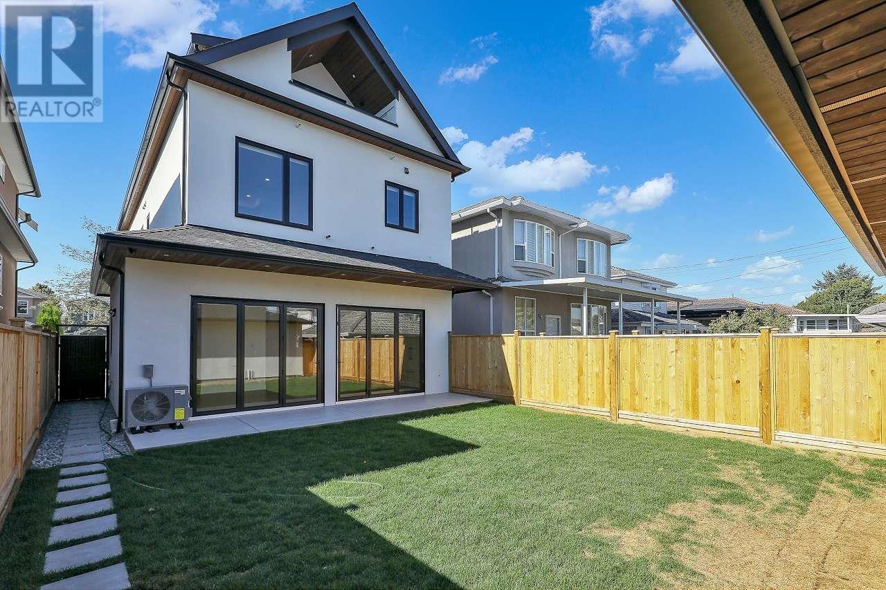 2 3251 E 44 AVENUE, Vancouver, British Columbia