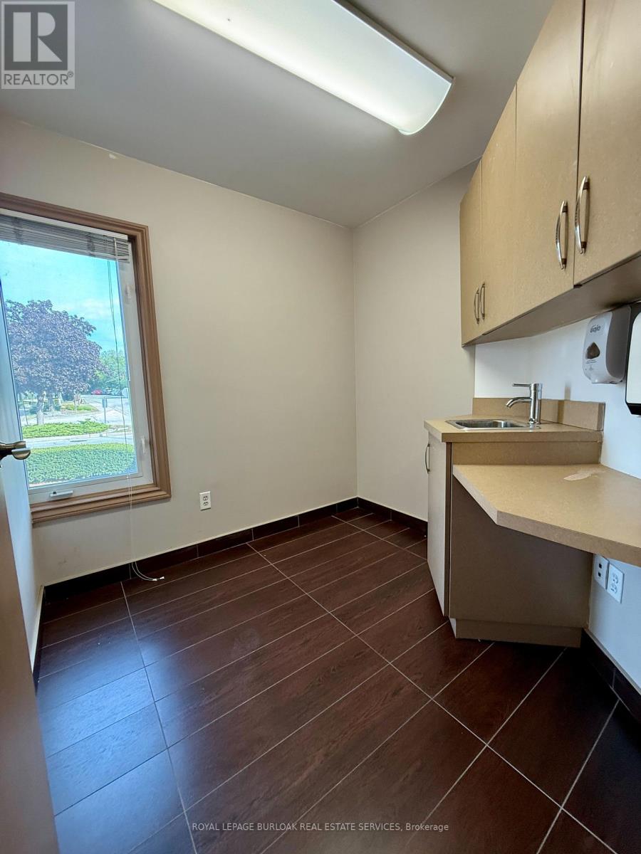 906 Brant Street, Burlington, Ontario  L7R 2J5 - Photo 8 - W12320588