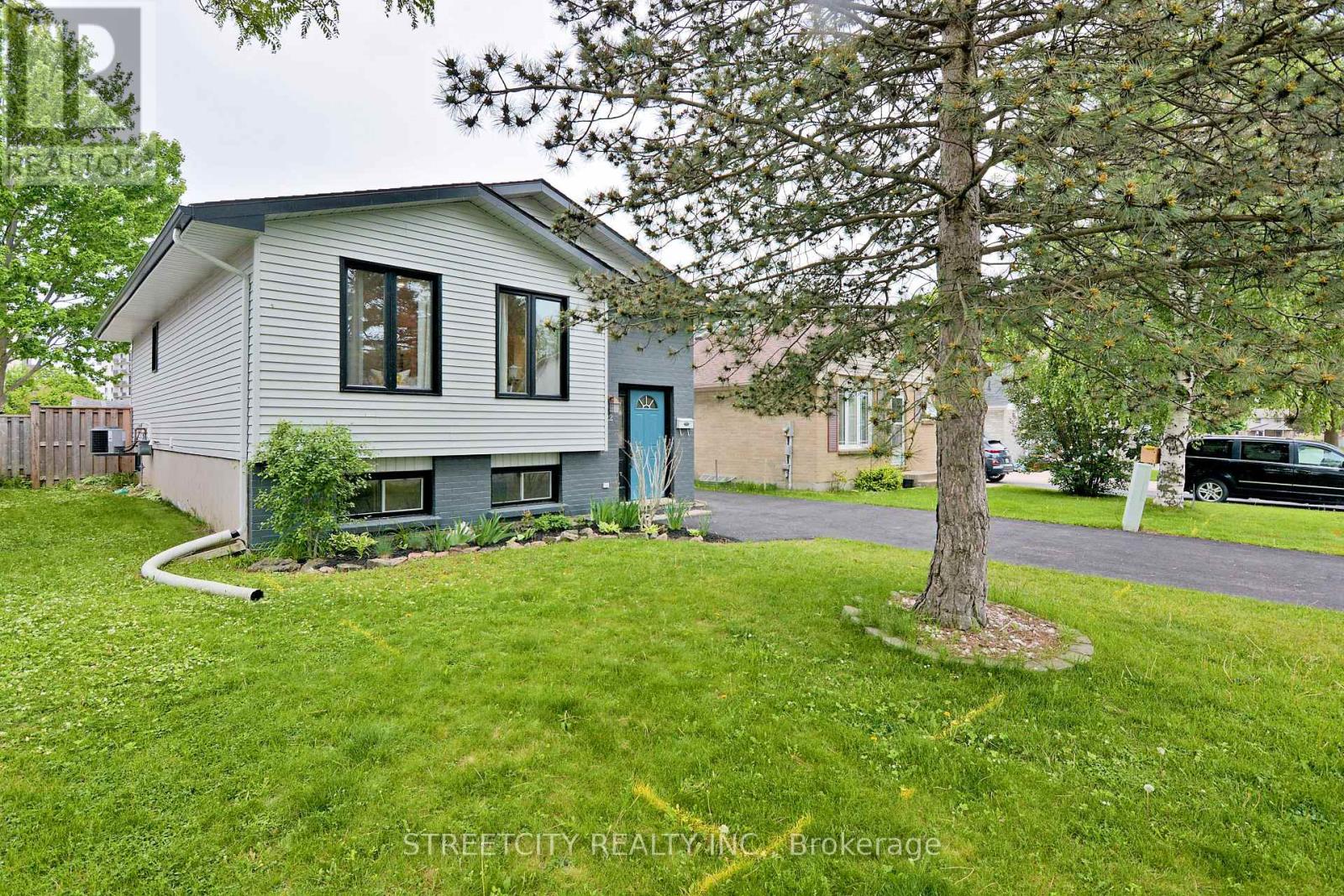 22 Erica Crescent S, London South, Ontario  N6E 3P4 - Photo 3 - X12320722